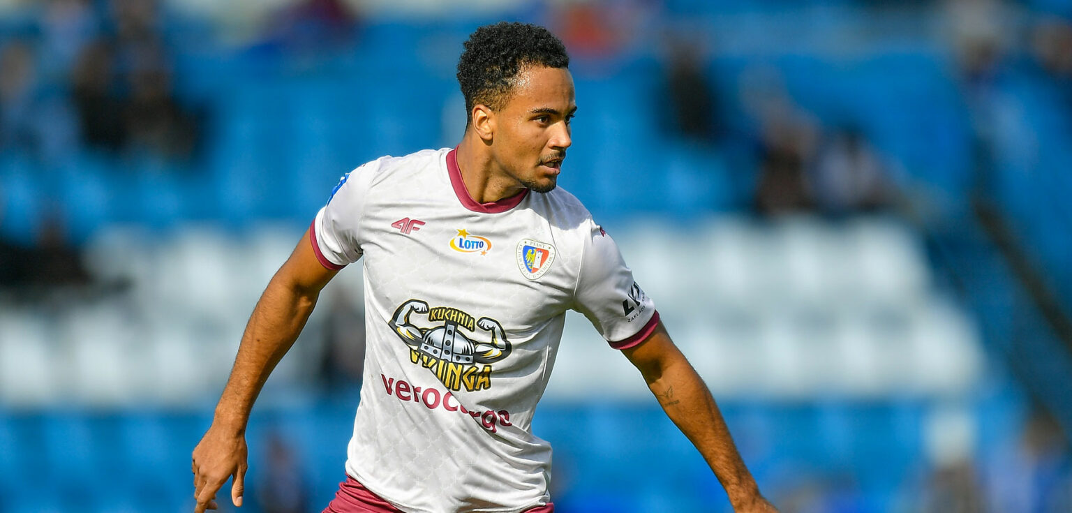 Grał w Sheffield, zadebiutował w Piaście